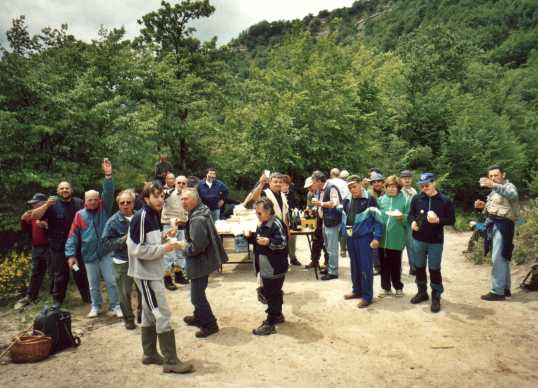  I partecipanti all'escursione intenti alla... merenda. 