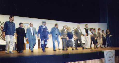 I protagonisti salutano il pubblico ricevendo i meritati applausi.