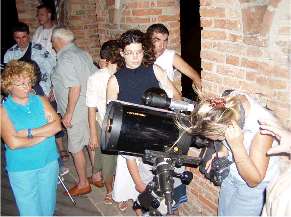  Pubblica osservazione di Marte da una torre di Gradara il 29 agosto 2003, in occasione di una delle tante manifestazioni. 