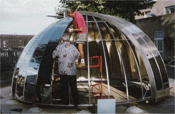  Luciano Cristofori al lavoro, pantaloncini corti e pinze in mano. 