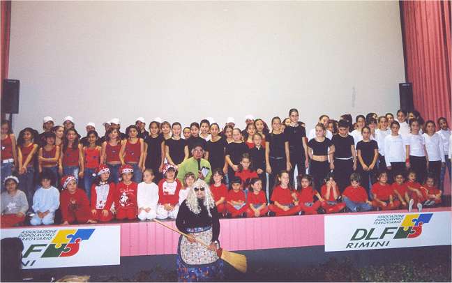  Un momento della tradizionale festa della Befana con i bambini della scuola di ballo Futura. 