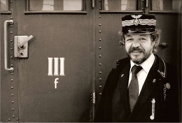 Carrozza III classe in servizio fino agli anni 50 - divisa FS dove si ammira l'orologio da taschino.