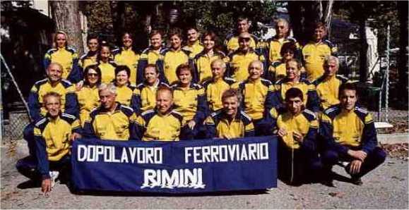  Nella foto componenti del Gruppo Podistico DLF in posa con la nuova divisa. 