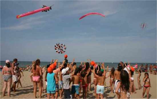  La Notte Rosa: 30 giugno 2007. Nel pomeriggio a Bellariva di Rimini, da parte del Club DLF - Riminivola - esibizione di aquiloni. La foto ne inquadra alcuni in piena azione, adibiti al lancio di caramelle. 