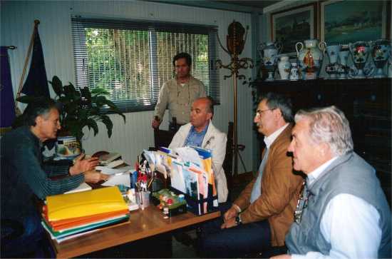  Il Presidente Nazionale del DLF Oliviero Brugiati, seduto al centro della foto, in un momento della sua visita al DLF di Rimini. 