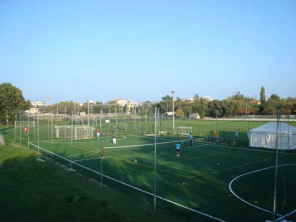  Una veduta parziale delle aree del DLF adibite al gioco del calcio e calcetto. 