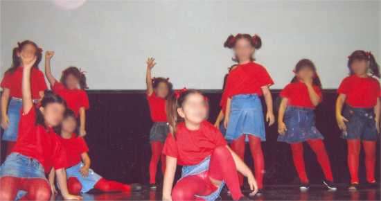  Le bambine della scuola Futura si esibiscono durante la festa. 