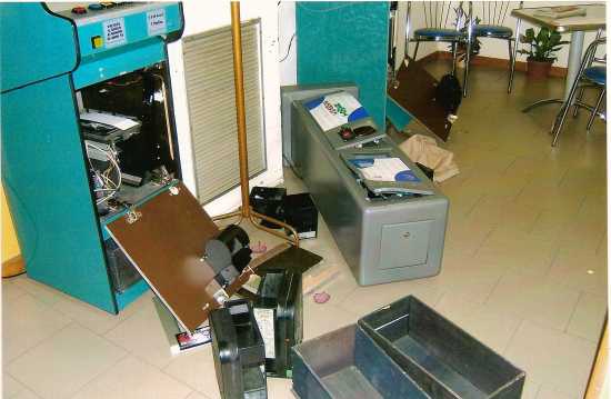 Interno del bar DLF, la mattina del 23 dicembre, dopo la visita dei ladri.