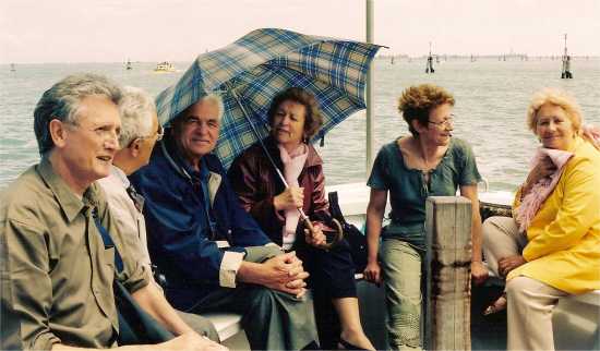 Istantanea scattata dal signor Antonio Ghirardelli, autore della poesia. È qui ripreso un gruppo della comitiva, seduto a poppa dell'imbarcazione, durante il tragitto da Chioggia a Venezia. Gita che, oltre quest'ultima città, ebbe come meta la visita delle isole di Murano e Burano.