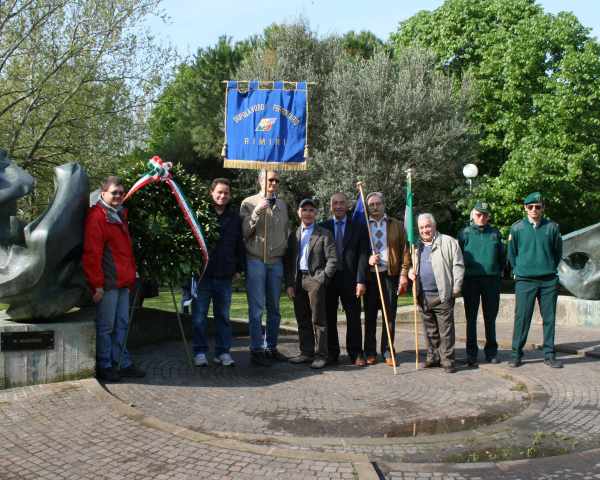 La delegazione del DLF, in piazzale F.lli Cervi, poco prima di deporre la corona al monumento ai caduti per la Libertà.