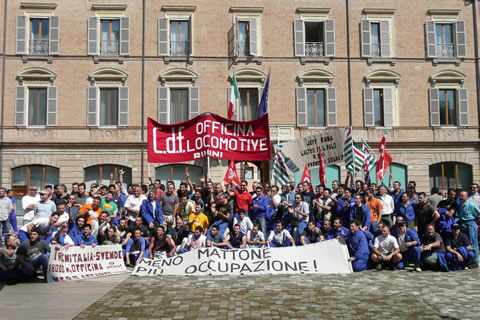  Manifestazione del 18 giugno 2008 dei dipendenti ex OGR davanti alla sede della prefettura. 