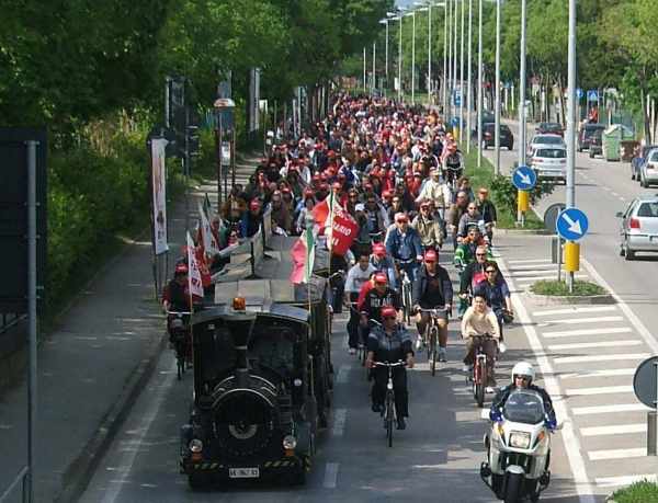 La foto riprende la testa della carovana ciclistica prima dell'imbocco del sottopassaggio ferroviario di via Chiabrera.