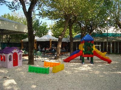  La foto riprende la sede estiva nella sua nuova versione, dopo l'allestimento di un'area attrezzata a parco giochi per i bambini. I lavori di restyling hanno interessato un po' tutta l'area con particolare attenzione al bar e all'annesso porticato. 