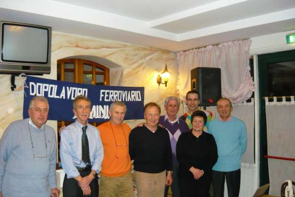  La fotografia riprende esponenti del gruppo podistico in posa dopo una riunione. 