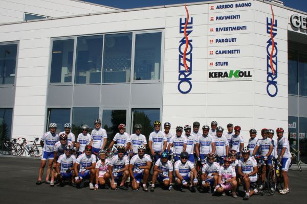  Foto del Gruppo Ciclistico del DLF in posa con le nuove divise. 