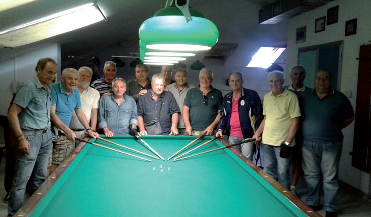 La foto ritrae una parte del Gruppo in posa nella sala da gioco al DLF.