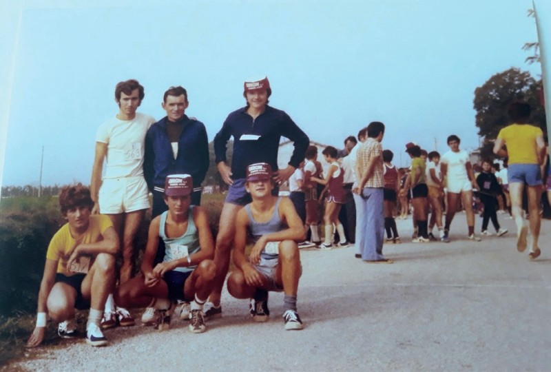 Foto di gruppo, il giovane Marino Masini è il primo in alto a sinistra, in completo bianco.